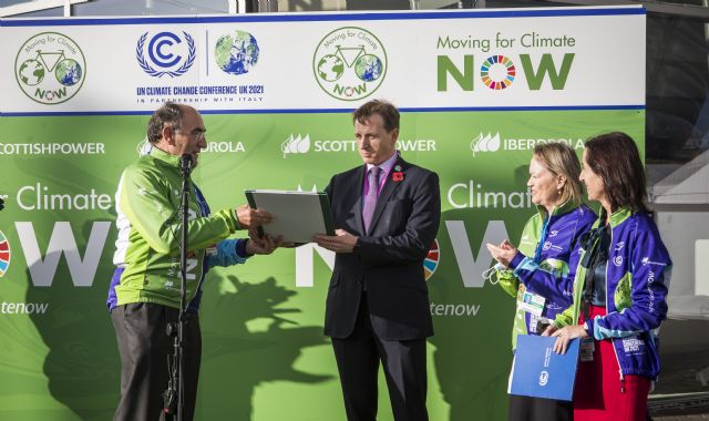 La alianza ciclista Moving for Climate NOW promovida por Iberdrola entrega un Manifiesto por la ambición y la urgencia climática a Naciones Unidas y a la presidencia de la COP26 - 1, Foto 1