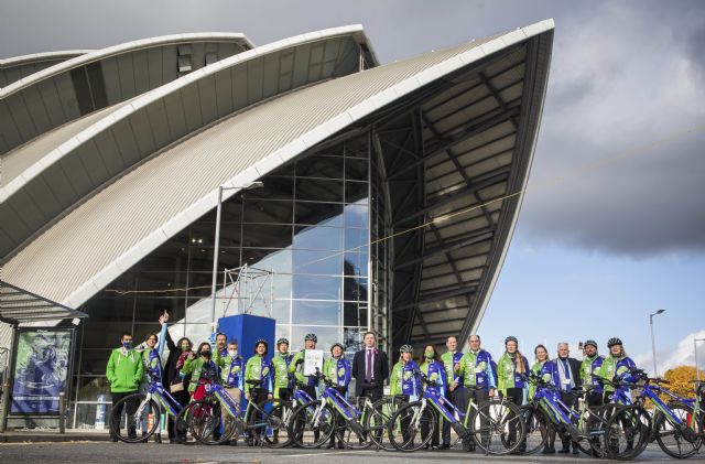 La alianza ciclista Moving for Climate NOW promovida por Iberdrola entrega un Manifiesto por la ambición y la urgencia climática a Naciones Unidas y a la presidencia de la COP26 - 2, Foto 2