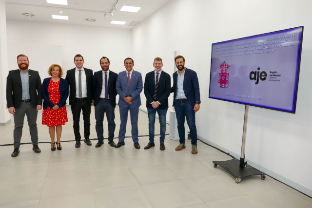 Ayuntamiento y AJE prorrogan su colaboración para desarrollar el Programa de Emprendedores y de Iniciativas Municipales - 1, Foto 1