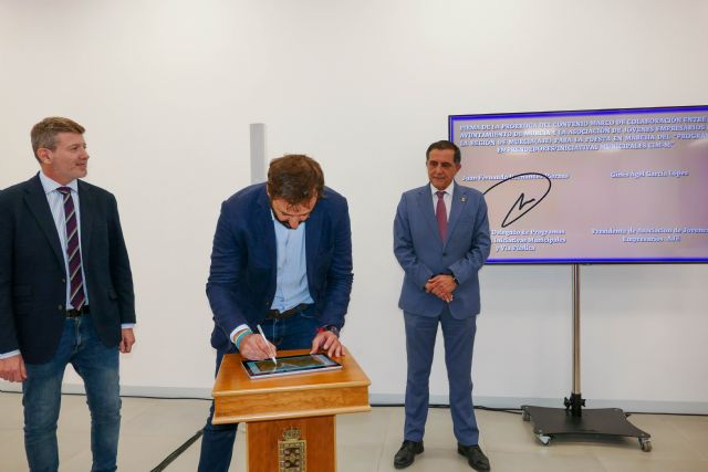 Ayuntamiento y AJE prorrogan su colaboración para desarrollar el Programa de Emprendedores y de Iniciativas Municipales - 4, Foto 4