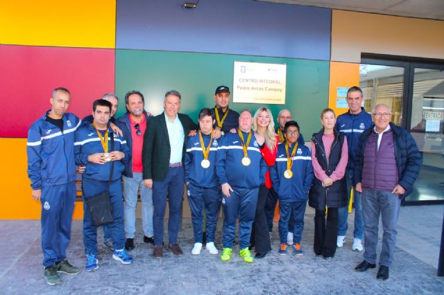 Fulgencio Gil felicita al equipo deportivo de Apandis tras proclamarse Campeones de España de Fútbol Sala - 2, Foto 2