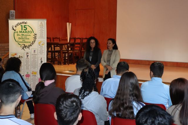 La edil de Consumo participa en una charla divulgativa en el colegio María Inmaculada - 1, Foto 1