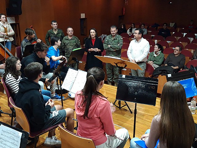 Mandos del Regimiento de Artillería Antiaérea Nº 73 agradecen la labor de la banda del conservatorio durante la jura de bandera - 1, Foto 1