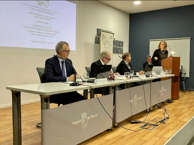 El consejero de Salud asiste a la toma de posesión de María Teresa Herranz como académica de la Academia de Medicina y Cirugía - 1, Foto 1