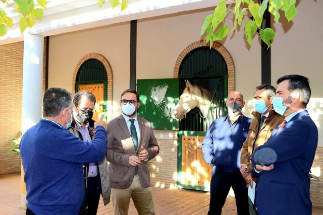 El Ayuntamiento, el Ejército de Tierra y el CIFEA acuerdan recuperar la histórica parada de sementales de la yeguada militar en Lorca - 1, Foto 1