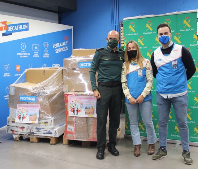 La Guardia Civil de Murcia culmina la campaña en beneficio de los afectados por el volcán de La Palma, con la recogida de 15.000 regalos solidarios - 2, Foto 2