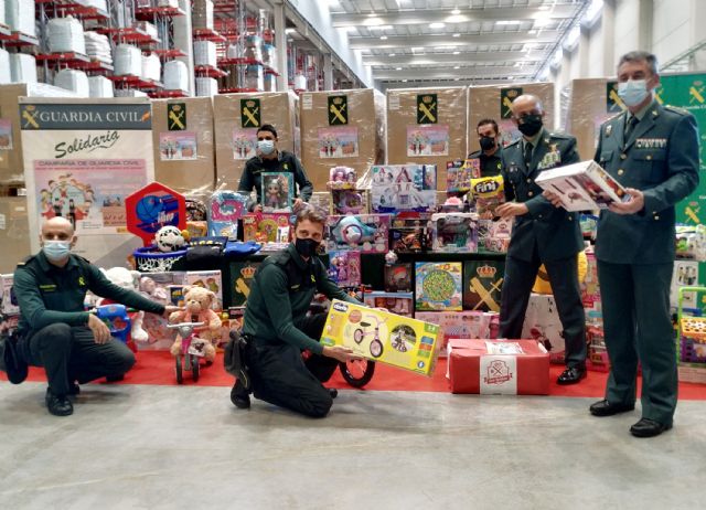 La Guardia Civil de Murcia culmina la campaña en beneficio de los afectados por el volcán de La Palma, con la recogida de 15.000 regalos solidarios - 4, Foto 4