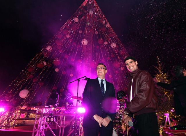 Un golpe mágico de Carlos Alcaraz devuelve a los murcianos el Gran Árbol de Navidad - 1, Foto 1