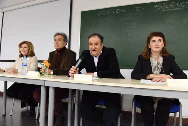 El pintor Pedro Cano ofreció una conferencia a los estudiantes del Aula Sénior de la UMU - 2, Foto 2