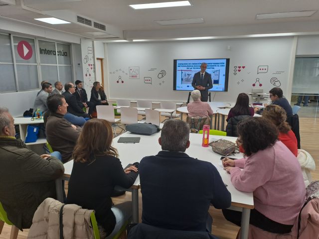 Educación atribuye a los directores de los centros el éxito en la implantación de la prohibición de los móviles en las aulas - 1, Foto 1