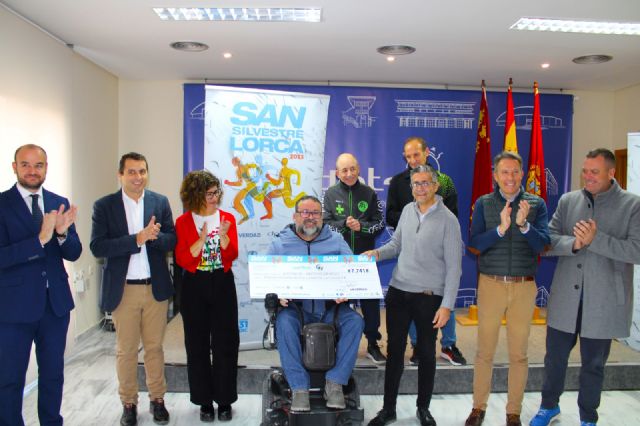 Asdifilor recibe los 7.741 euros recaudados en la San Silvestre 'Ciudad de Lorca' celebrada el pasado 31 de diciembre - 2, Foto 2