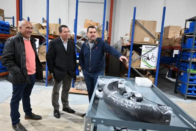 El alcalde de Mula visita la empresa muleña biwbik - 1, Foto 1