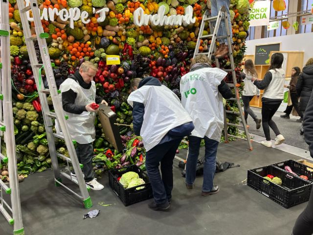 La Región de Murcia dona a la ONG alemana Tafel ev los más de 1.500 kilos de frutas y verduras del jardín vertical del stand regional de Fruit Logistica - 1, Foto 1