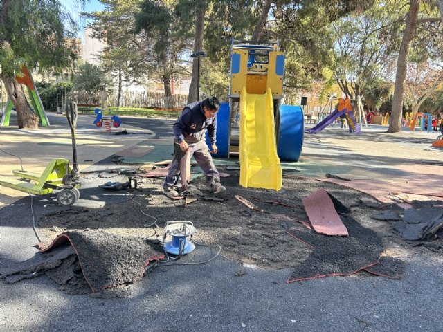 Totana inicia un plan de mantenimiento para mejorar la seguridad en las áreas de juegos infantiles, Foto 3