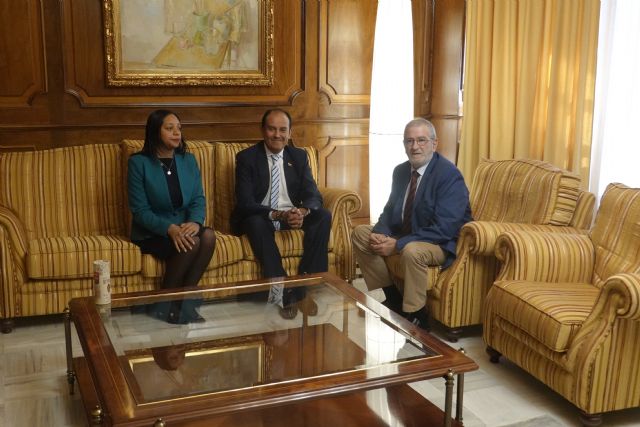 Visita protocolaria del nuevo cónsul de Ecuador al presidente de la Asamblea - 1, Foto 1