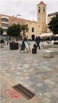 Una campaña medioambiental alerta sobre los residuos que llegan al mar con mensajes en imbornales del municipio - 1, Foto 1