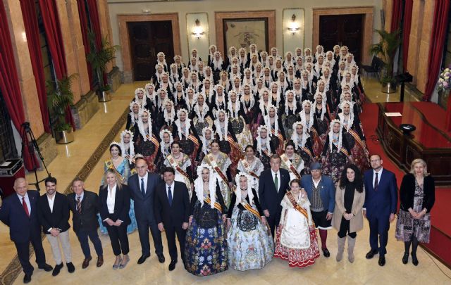 Miles de murcianos y visitantes disfrutan de las Fiestas de las Hogueras de San Juan de Alicante en Murcia - 1, Foto 1