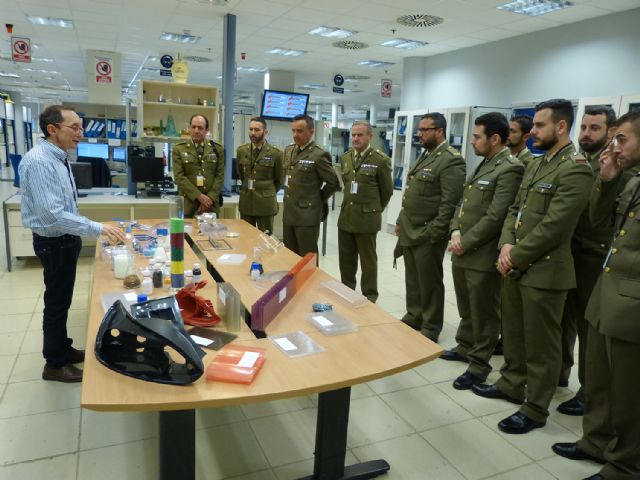 Los militares del Regimiento de Artillería Antiaérea 73 conocen el valor de los plásticos en su visita a SABIC - 2, Foto 2