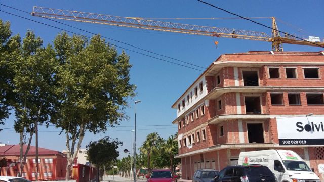 El pedáneo de Los Dolores pide al Gobierno local que retire la grúa que hay junto al colegio y la guardería para evitar accidentes - 1, Foto 1