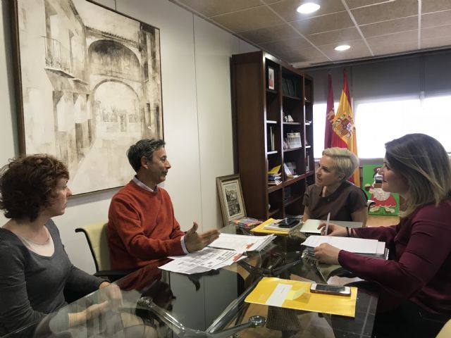 La consejera Adela Martínez-Cachá se reúne con el vicepresidente del Colegio Profesional de Educadores Sociales para estudiar vías de colaboración - 1, Foto 1