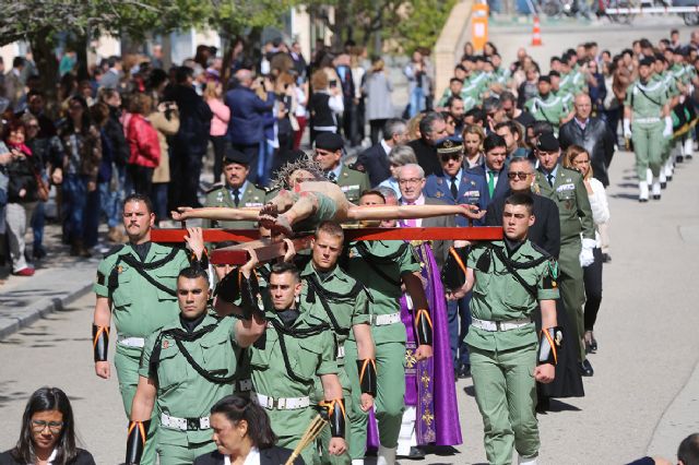 Los paracaidistas procesionan al Cristo de los Estudiantes en el Campus de la UCAM - 1, Foto 1