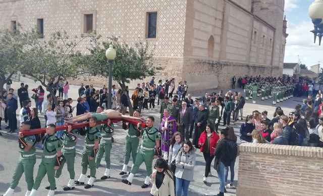 Los paracaidistas procesionan al Cristo de los Estudiantes en el Campus de la UCAM - 2, Foto 2