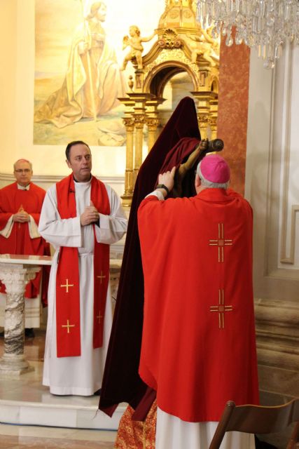 No dejamos de contemplar a Cristo en la cruz cuando vemos a los enfermos, a los que sufren por el contagio del Covid-19 - 1, Foto 1