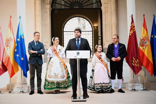 López Miras recibe a las Reinas de la Huerta y ensalza que las Fiestas de Primavera representan a quienes consiguieron hacer mejor la Región de Murcia - 2, Foto 2