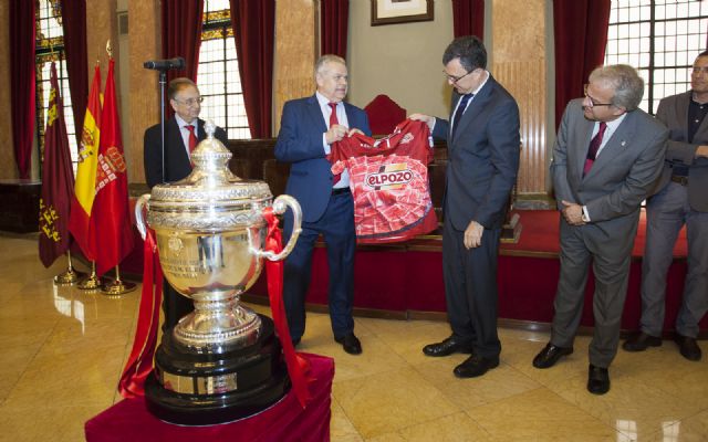 ElPozo Murcia FS ofrece la Copa del Rey al Ayuntamiento de Murcia y a la patrona, la Virgen de la Fuensanta - 2, Foto 2