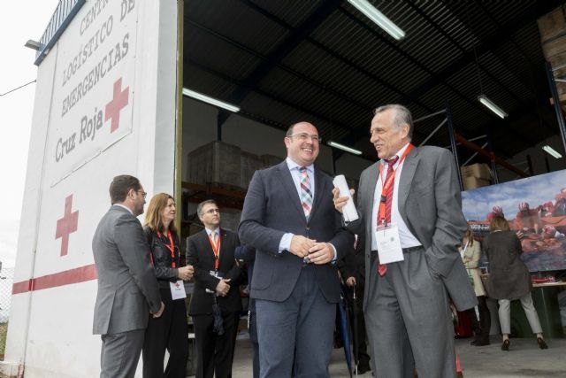 El presidente de la Comunidad subraya el compromiso solidario y de actuación integral de los profesionales y voluntarios de Cruz Roja - 2, Foto 2