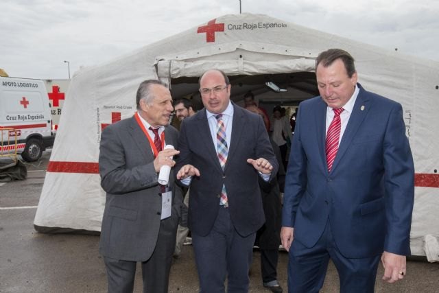 El presidente de la Comunidad subraya el compromiso solidario y de actuación integral de los profesionales y voluntarios de Cruz Roja - 3, Foto 3