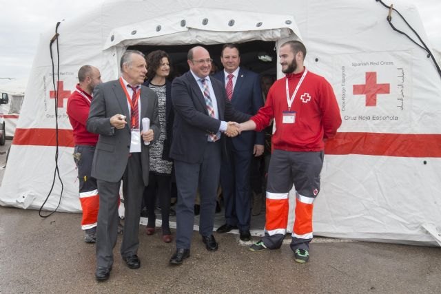 El presidente de la Comunidad subraya el compromiso solidario y de actuación integral de los profesionales y voluntarios de Cruz Roja - 4, Foto 4