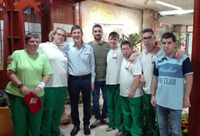 El consejero Manuel Villegas visita el mercado de plantas de los alumnos de Astrapace instalado en el vestíbulo de la Consejería - 1, Foto 1