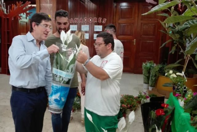 El consejero Manuel Villegas visita el mercado de plantas de los alumnos de Astrapace instalado en el vestíbulo de la Consejería - 2, Foto 2