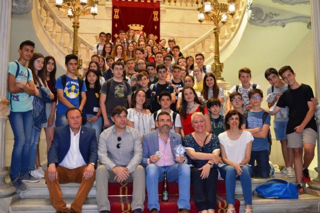 El alcalde recibe a los alumnos del programa bilingue del IES Ben Arabi - 1, Foto 1