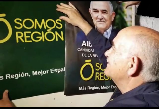 El presidente de Somos Región y candidato por el partido regional a la presidencia de la Comunidad Autónoma, Alberto Garre ha iniciado esta noche la campaña electoral con la tradicional pegada de carteles - 2, Foto 2