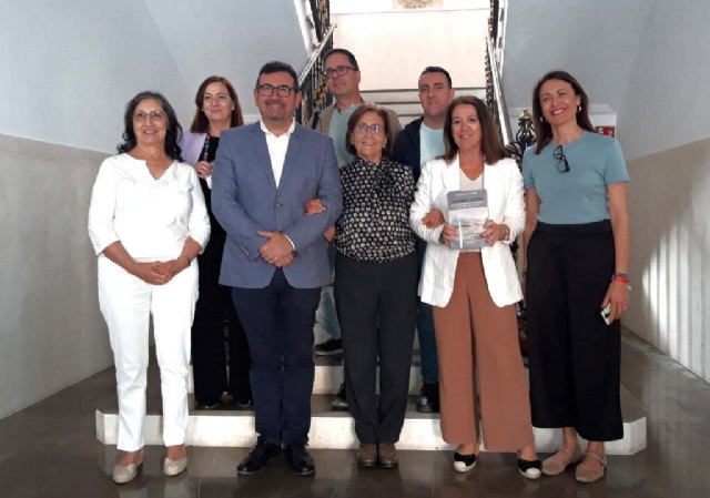 Francisca Moya del Baño dona los beneficios de su libro Abrieron mentes a los IES de Cieza y a la Biblioteca Municipal Padre Salmerón - 1, Foto 1