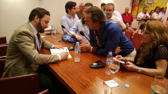 Santiago Abascal inicia la campaña electoral de VOX en Murcia aprovechando la presentación de su libro - 1, Foto 1