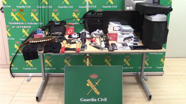 La Guardia Civil detiene a los cinco responsables de una organización criminal especializada en estafas a través de Internet - 1, Foto 1