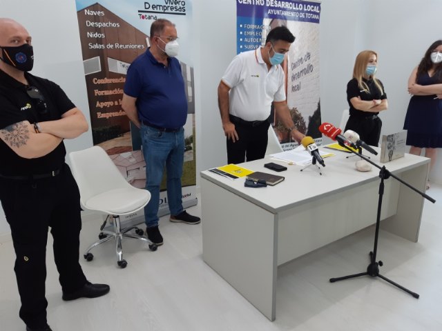    [Suscriben un nuevo contrato con un emprendedor que dedicar su actividad a la gestin y servicios de conserjera y control de accesos en el Vivero de Empresas, Foto 3