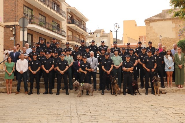 Reconocimiento y honor en las festividades de la Polica Local, Foto 1