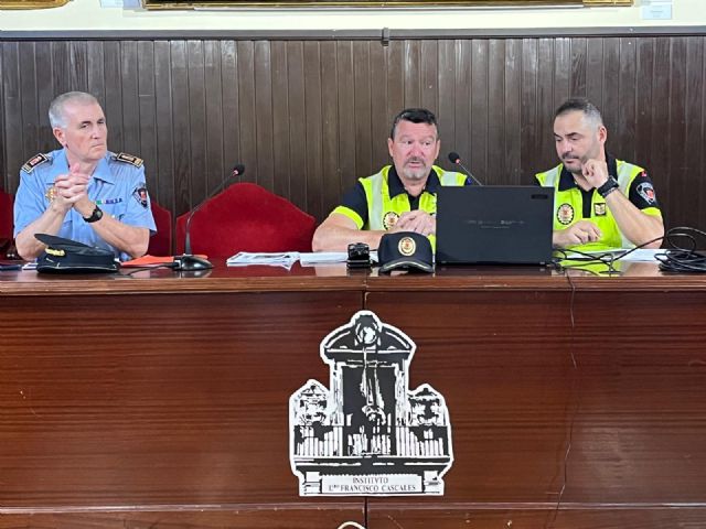 La Policía Local de Murcia enseña a los jóvenes como circular con patinete - 3, Foto 3