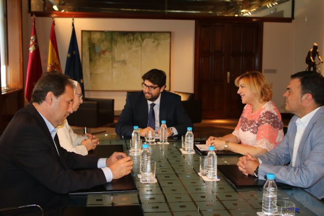 El presidente de la Comunidad recibe a la junta directiva de la Asociación Lares - 1, Foto 1