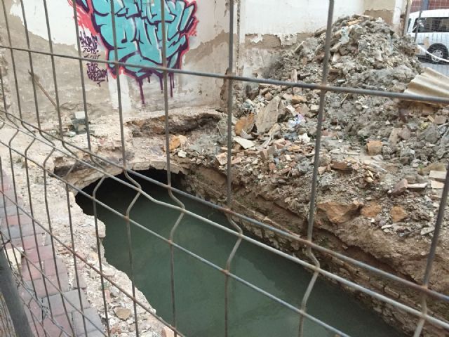 El PSOE pregunta a Ballesta si permitir una acequia abierta y rodeada de escombros forma parte del proyecto ADN del Barrio del Carmen - 1, Foto 1