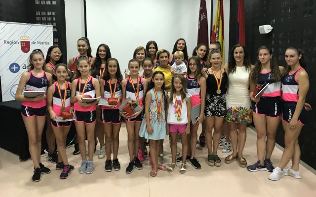 La consejera Adela Martínez-Cachá felicita a las gimnastas del club Rítmica  Santomera y del Cronos JM Puente Tocinos 