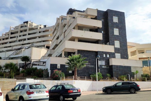 El Ayuntamiento da 24 horas para desalojar tres edificios en La Manga por riesgo de desprendimientos de sus fachadas - 1, Foto 1