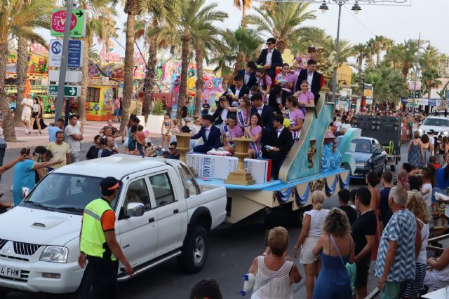 El desfile de carrozas llena de color y alegria las calles de San Pedro del Pinatar - 2, Foto 2