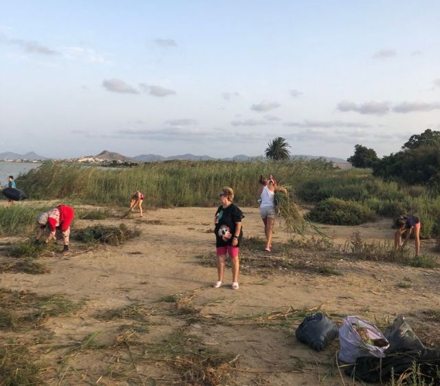 Los vecinos de Bahía Bella limpian su playa ante la dejadez y la lentitud de las Administraciones - 2, Foto 2