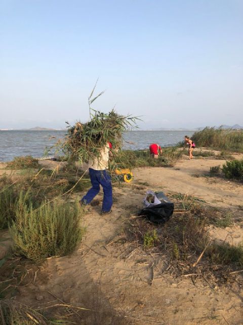 Los vecinos de Bahía Bella limpian su playa ante la dejadez y la lentitud de las Administraciones - 3, Foto 3