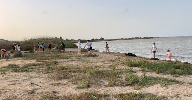 Los vecinos de Bahía Bella limpian su playa ante la dejadez y la lentitud de las Administraciones - 4, Foto 4